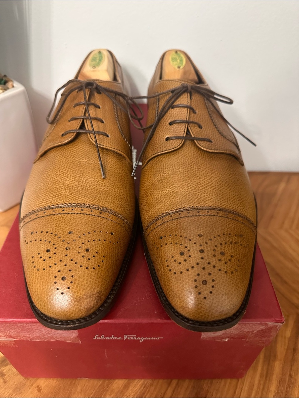 Salvatore Ferragamo Tan Leather Lace Up
Toe Cap Brogue Derby Shoes SZ 10.5 Luxe
